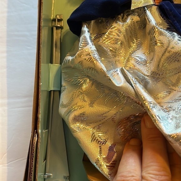 Avon, exclusive, special edition, winter velvet Barbie, first in a series, 1995 - Picture 5 of 7